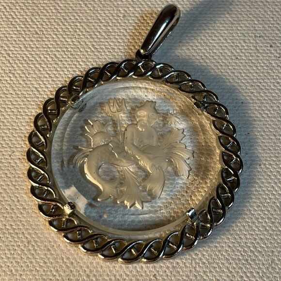 Vintage Etched Glass Zodiac Aquarius Pendant  & Necklace signed Crown TRIFARI - Picture 8 of 8